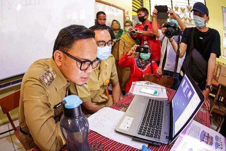 Wali Kota Bogor Bima Arya sidak pembelajaran jarak jauh (PJJ).  (Ayobogor/dok Humas )