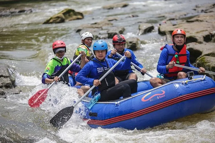Bima Arya mengarungi Sungai Ciliwung sejauh kurang lebih 75 kilometer dari Sukaresmi, Kota Bogor hingga ke Pintu Air Manggarai, DKI Jakarta, menggunakan perahu karet. (dok Humas Pemkot Bogor)