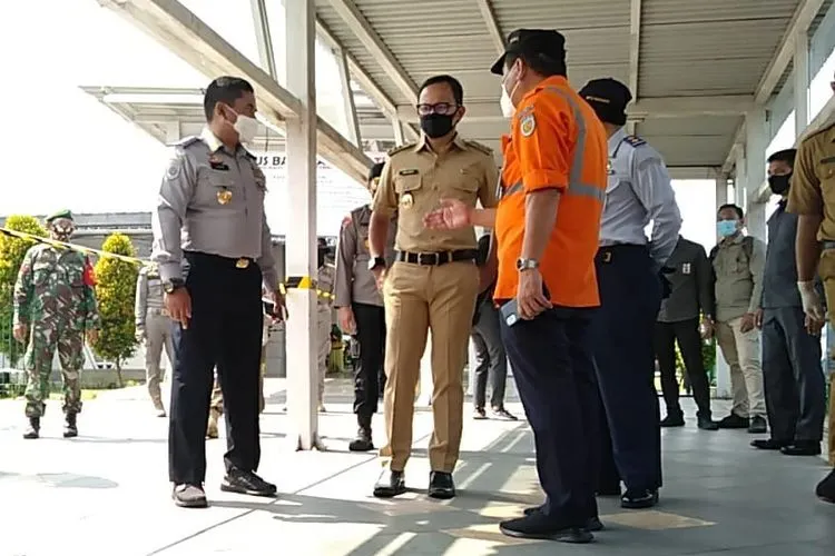 Wali Kota Bogor, Bima Arya saat berada di KRL Bogor, Senin (8/6/2020). (Ayobogor/Husnul Khatimah)