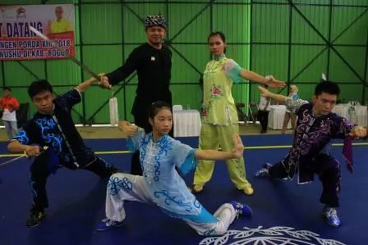 Wali Kota Bogor, Bima Arya bersama atlet wushu kontingen Porda Kota Bogor