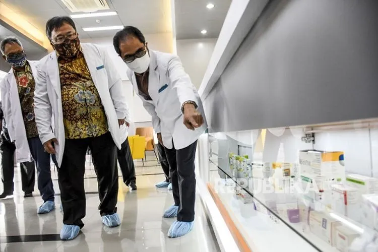 Menteri Riset dan Teknologi Bambang Brodjonegoro (tengah) berbincang dengan Direktur Utama Bio Farma Honesti Basyir (kanan) saat kunjungan kerja di Gedung Bio Farma, Jalan Pasteur, Kota Bandung, Rabu (29/7). Dalam kunjungan kerja tersebut, Menristek berkesempatan untuk meninjau pengembangan vaksin Covid-19 dalam negeri yang diberi nama Vaksin Merah Putih sekaligus mengecek kesiapan uji klinis vaksin Covid-19 di Bio Farma. Foto: Abdan Syakura/Republika