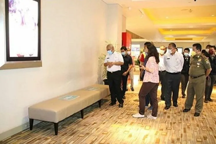 Wali Kota Bekasi Rahmat Effendi meninjau kesiapan bioskop di Summarecon Mal Bekasi/Humas Pemkot Bekasi