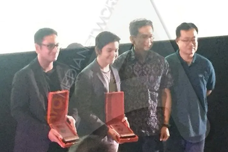 Produser Reza Servia bersama Angga Yunanda, dan CEO CGV Cinema Tommy Kim bergambar bersama Direktur KCC Chun Youngpoung/Ayojakarta.com