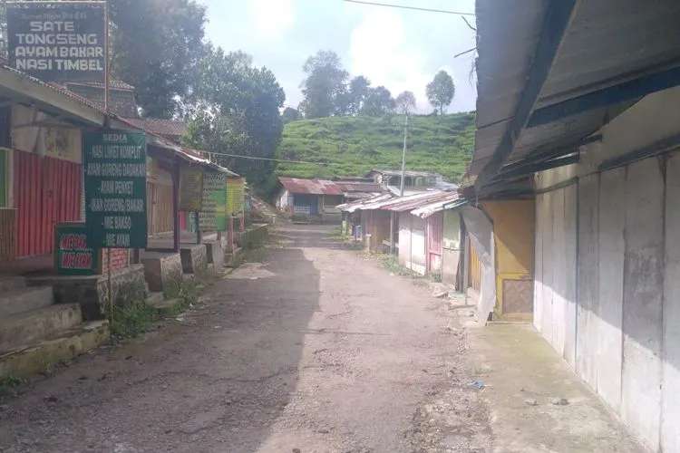 Deretan kios di Situ PetenganKecamatan Rancabali, Kabupaten Bandung tampak tertutup rapat, Minggu (7/6/2020). (Ayobandung.com/Mildan Abdalloh)