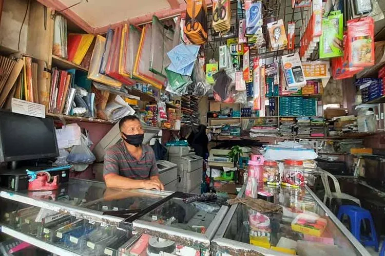 Khaidir , pemilik jasa print dan fotokopi di Jalan Dipatikur, Kota Bandung. Khaidir dan pemilik jasa serupa kehilangan penghasilan hingga 90% akibat pademi Covid-19. (Ayobandung/Nur Khansa)