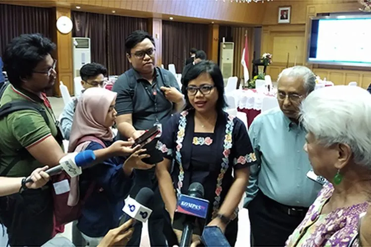 pakar hukum tata negara Bivitri Savitri usai pertemuannya dengan Menteri Koordinator Politik, Hukum, dan Keamanan (Menko Polhukam), Mahfud MD di Kemenko Polhukam, Senin (11/11/2019)/Ayojakarta.com- Dhika Noor Alam