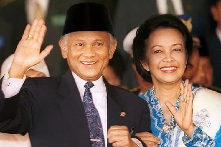 Presiden BJ Habibie dan Ibu Negara Hasri Ainun melambaikan tangan ketika tiba di Gedung MPR RI, Jakarta, Jumat 1 Oktober 1999/AP Photo