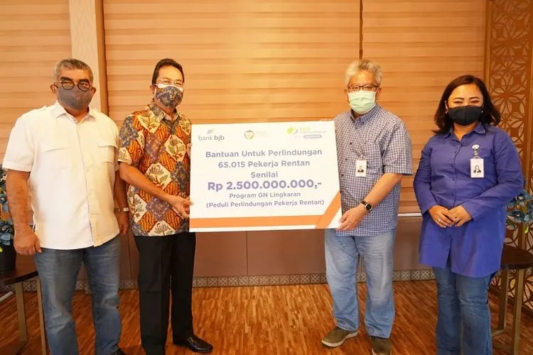 Penyerahan bantuan bank bjb untuk Gerakan Nasional Peduli Perlindungan Pekerja Rentan (GN Lingkaran)/ayojakarta/istimewa