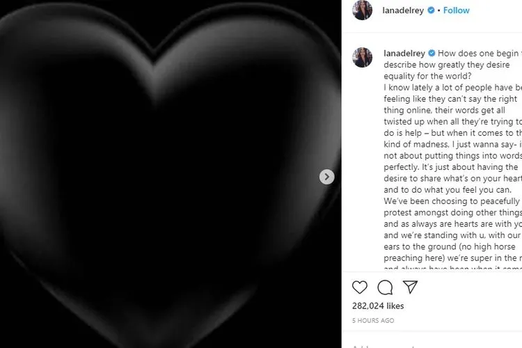 MusisiLana Del Rey ikut mengecam kematian George Floyd lewat unggahannya di Instagram. Hastag #blacklivesmatter ramai di semua platform media sosial/ @lanadelrey