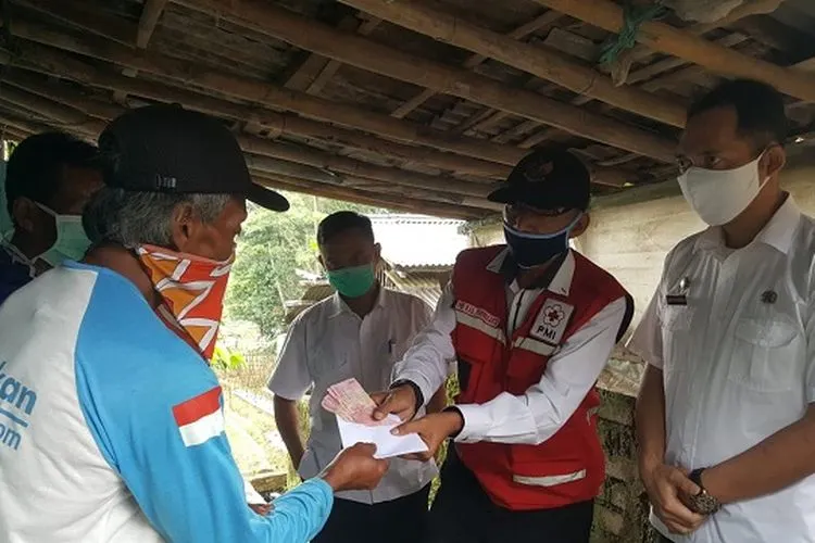 Distribusi BLT dari dana desa tahap satu di Desa Wanayasa, Kecamatan Wanayasa, beberapa waktu lalu.