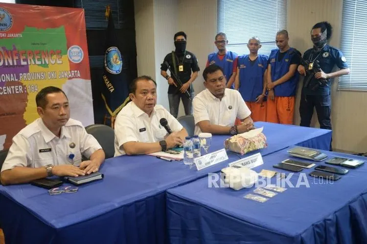Kepala BNNP DKI Jakarta Brigjen Pol Tagam Sinaga (dua kiri) Foto: Republika/Prayogi
