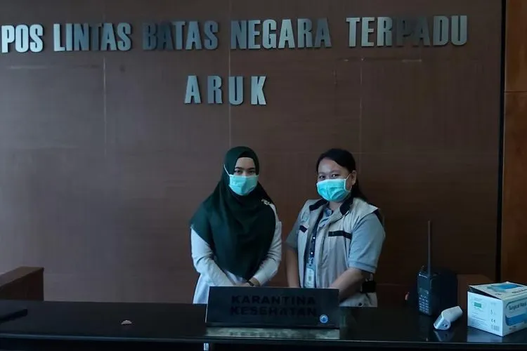 Petugas di Pos Lintas Batas Negara Terpadu Aruk (Humas BNPP)