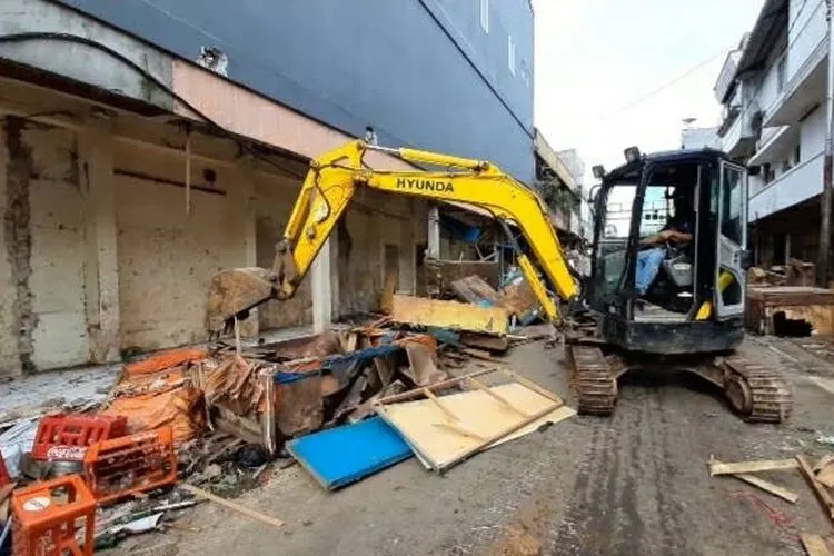Pembongkaran PKL Jalan Pedati dan Seketeng