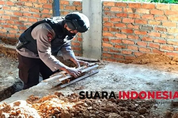 Unit Jibom Polda Kaltim mengevakuasi penemuan bom di Balikpapan. (Foto: via Suaraindonesia)