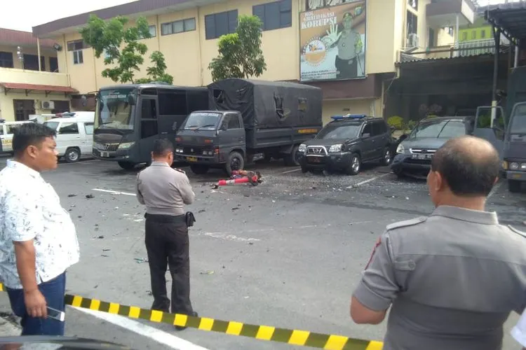 Foto yang viral di aplikasi WhatsApp menunjukkan kejadian bom bunuh diri di Mapolrestabes Medan.