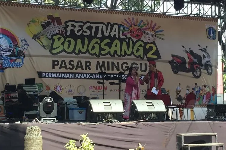 Penampilan pantun Mpok Iing dan H Pandi di acara Festival Bongsang 2, Pasar Minggu, Jaksel, Sabtu (5/10/2019)/Ayojakarta.com