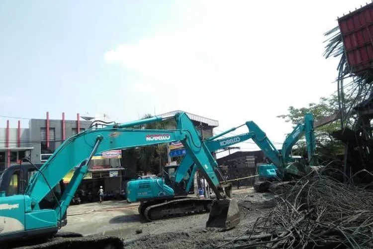 Pengerjaan pembersihan material ambrukan tiang pancang tol BORR.