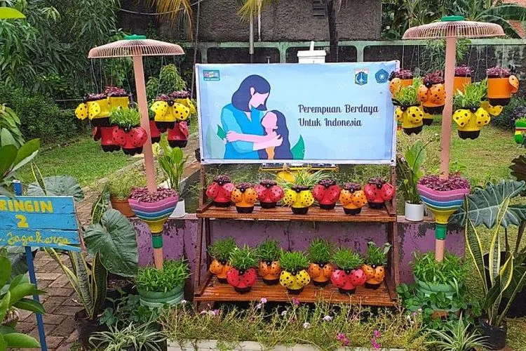 Hasil karya warga Jakarta Selatan dipamerkan dalam lomba memanfaatkan botol dan galon plastik bekas untuk menanam sayur. Foto: Istimewa