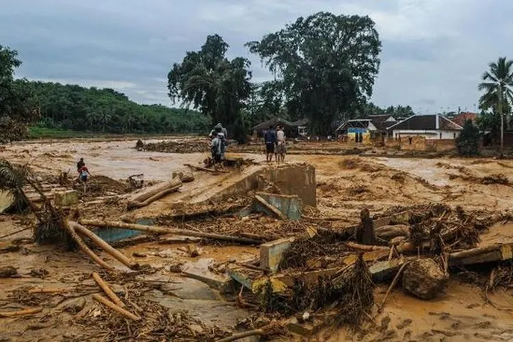 Kondisi pasca-banjir bandang di Desa Sajira, Lebak, Banten, Rabu (1/1/2020). (Antara Foto/Muhammad Bagus Khoirunas)