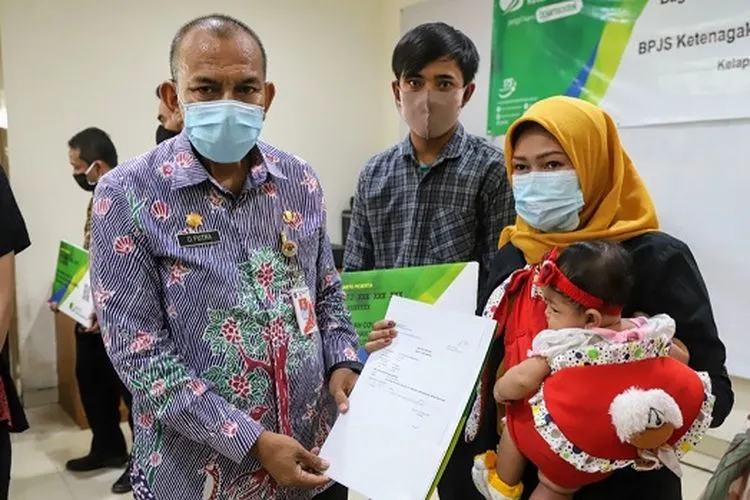 Penyerahan bantuan program BPJS Ketenagakerjaan diserahkan secara simbolis oleh Sekretaris Kota (Sekko) Pemkot Jakut Desi Putra (Ayojakarta.com/dok utara.jakarta.go.id)