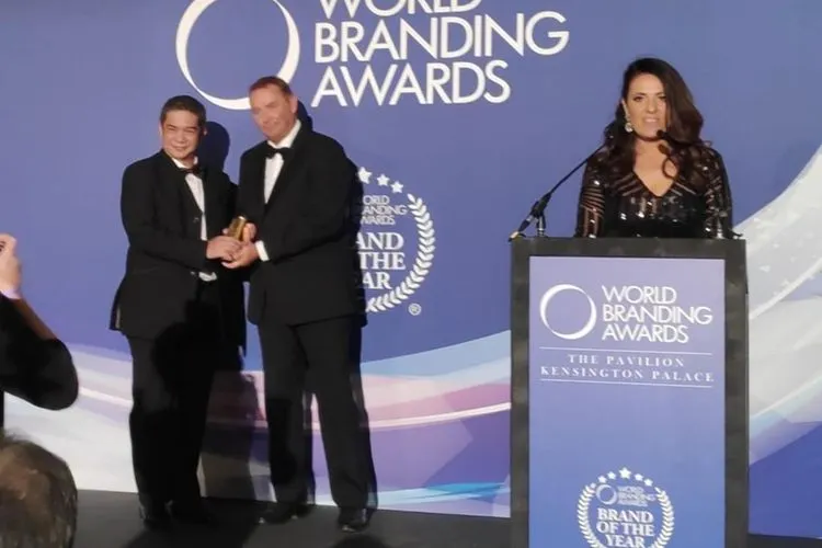 Penghargaan World Branding Award diterima langsung oleh Direktur Utama PT Pembangunan Jaya Ancol Tbk, Teuku Sahir Syahali/Humas PT Pembangunan Jaya Ancol Tbk