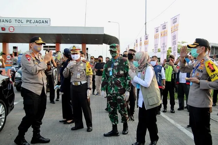 Kapolda Jawa Tengah, Irjen Rycko Amelza Dahniel meninjau jalur Tol Pejagan, perbatasan antara Jawa Tengah dengan Jawa Barat. (dok)
