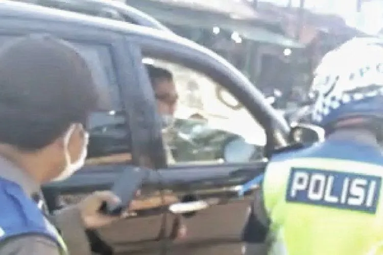 Video viral oknum polisi tak bermasker marahi petugas yang berjaga di Pos PSBB Kecamatan Ciparay, Kabupaten Bandung, Senin (25/5/2020) (dok)