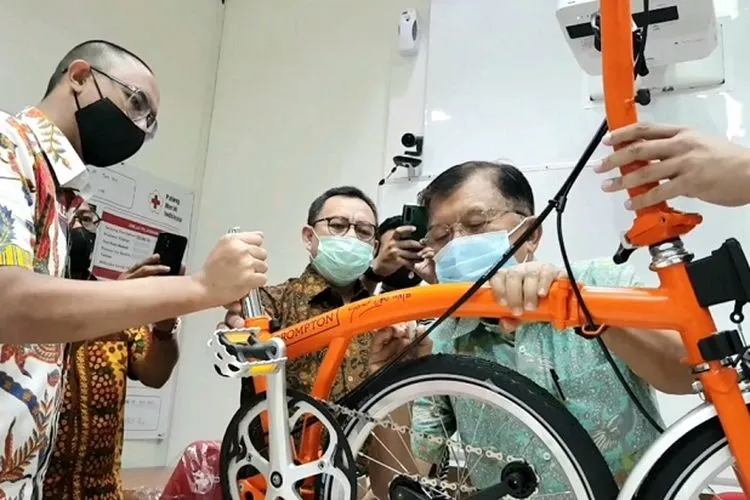 Wakil Presiden 2014-2019 sekaligus Ketua Umum PMI, Jusuf Kalla membubuhkan tanda tangan di sepeda Brompton.  (ist)