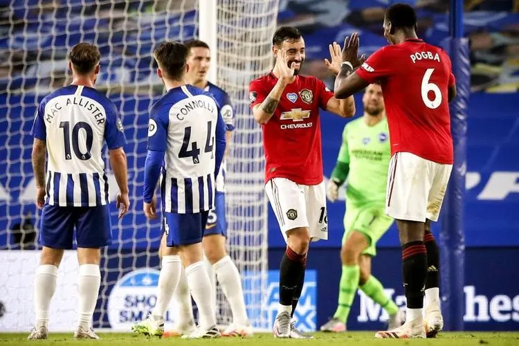 Bruno Fernandes (kedua dari kanan) dan Paul Pogba merayakan keunggulan Manchester United atas Brighton & Hove Albion.  Foto: EPA-EFE/Alastair Grant/NMC/Pool