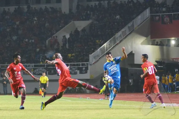 Pemain bertahan Persis Solo, Bruno Casimir mengadang laju pemain Persib Bandung, Frets Butuan, dalam partai uji coba di Stadion Manahan, Februari 2020. (Ayojakarta.com/Budi Cahyono)