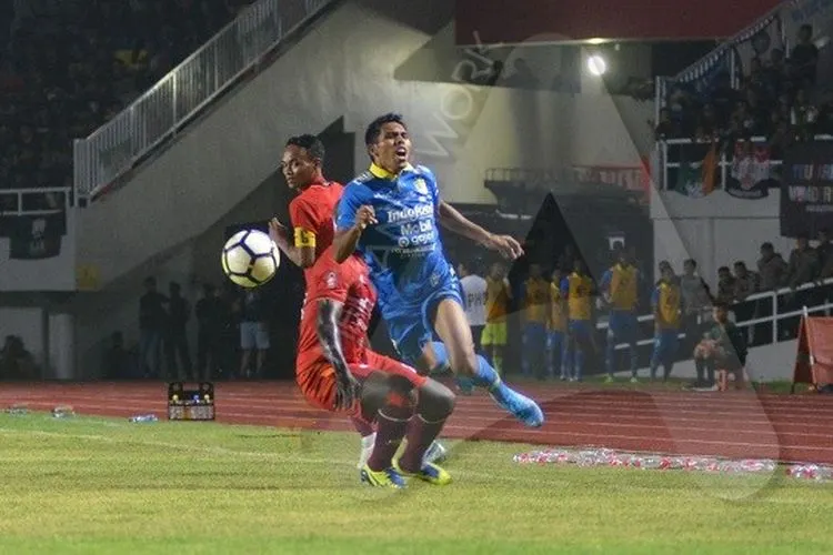 Pemain Persib Bandung, Frets Butuan berduel dengan pemain bertahan Persis Solo dalam partai uji coba di Stadion Manahan, Kota Solo, Jawa Tengah, Februari 2020. (Ayojakarta.com/Budi Cahyono)