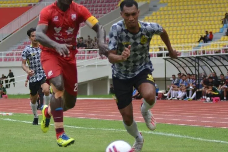 Bruno Casimir saat membela Persis Solo beradu sprint dengan striker Semen Padang Johan Yoga Utama dalam partai uji coba melawan Semen Padang di Stadion Manahan, pada awal tahun 2020 sebelum pandemi Covid-19. (Ayojakarta/Budi Cahyono)