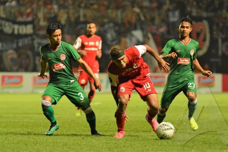Bruno Matos saat membela Persija Jakarta, berusaha melepaskan diri dari kawalan dua pemain PS Sleman, Bagus Nirwanto dan Irkham Zahrul Mila di Stadion Maguwoharjo, Sleman, Yogyakarta. (Ayojakarta.com/Budi Cahyono)
