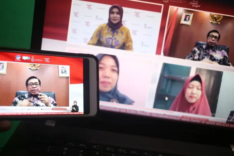 Dr. Abdul Kahar, M.Pd (Kepala Pusat Layanan Pembiayaan Pendidikan (Puslapdik) Kemendikbud) dalam dialog produktif bertema subsidi upah mendukung pendidik dan tenaga kependidikan non-PNS bersama Perwakilan Dosen dan Guru Honorer penerima Subsidi di Jakarta, Kamis, 19 November 2020.
