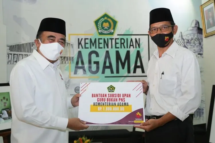 Menteri Agama Fachrul Razi menyerahkan BSU kepada guru dan tenaga kependidikan honorer atau non- PNS di lingkungan Kemenag seusai hari perayaan Hari Guru Nasional/kemenag.go.id