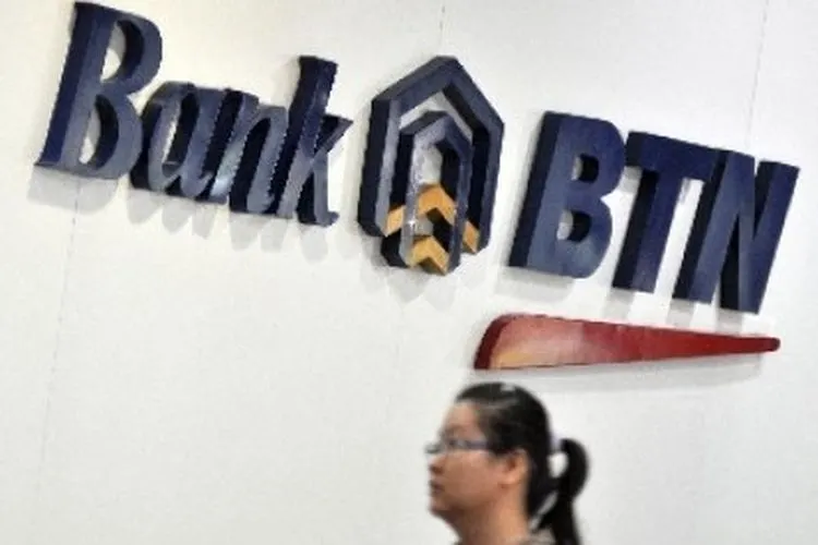 Nasabah Melintas Di Depan Logo BTN (Republika.co.id)