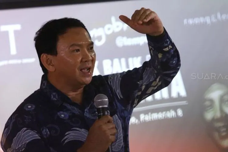 Basuki Tjahaja Purnama (Ahok) bercerita tentang buku barunya di Gedung Tempo, Palmerah, Jakarta, Senin (17/2). [Suara.com/Angga Budhiyanto]