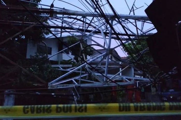 BTS roboh di kawasan Radio Dalam, Jakarta Selatan (Suara.com/M Yasir)