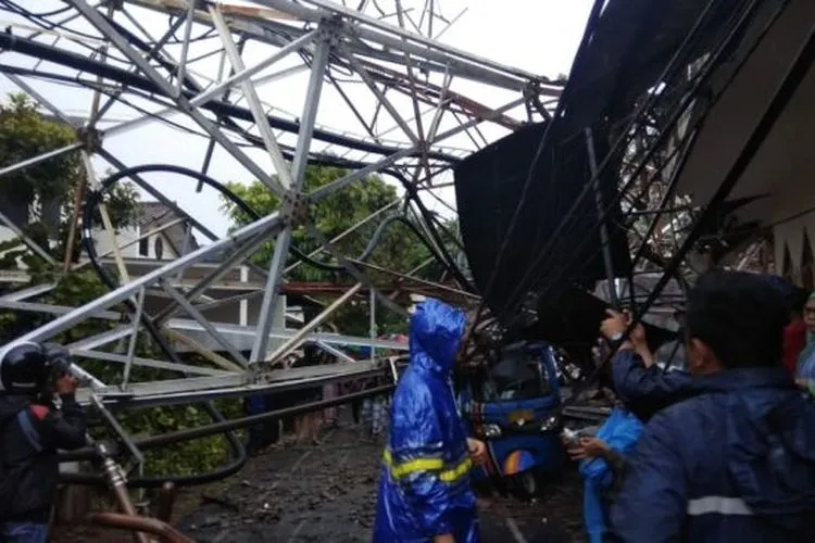 BTS roboh di kawasan Radio Dalam, Jakarta Selatan (Suara.com/M Yasir)