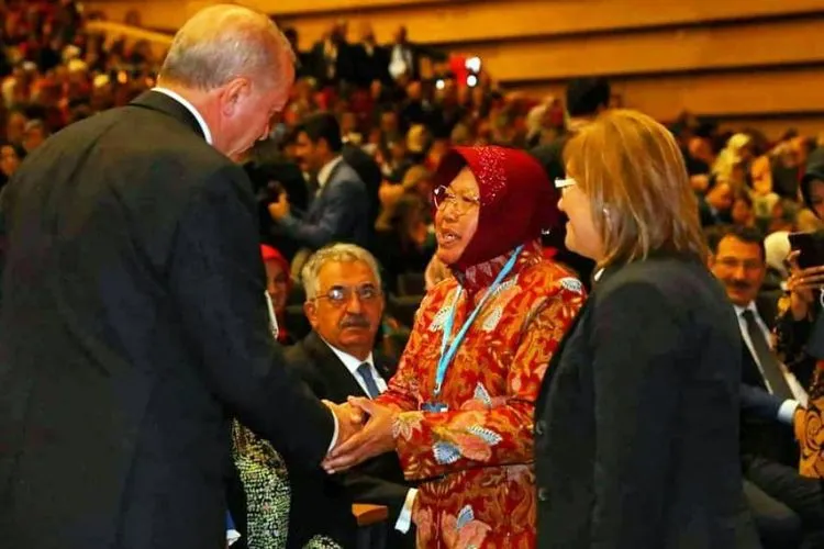 Wali Kota Surabaya Tri Rismaharini menyalami Presiden Turki Recep Tayyib Erdogan di Ankara, Turki/KBRI Ankara
