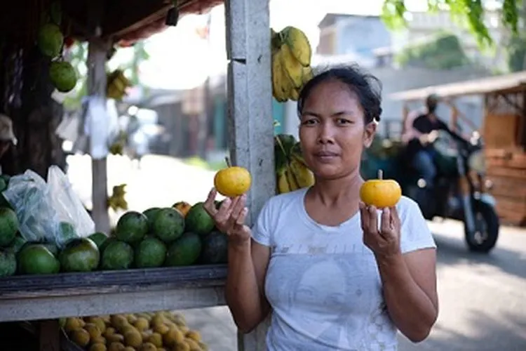 Ela, salah satu penjual buah alkesa di Tambun Utara, Kabupaten Bekasi. (Ayobekasi/Firda)