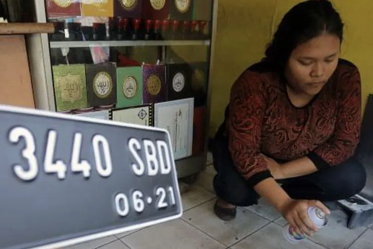 Pembuatan plat nomor kendaraan/Jawapos.com