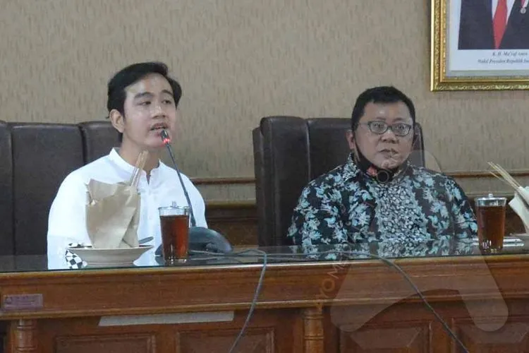Ketua DPRD Surakarta, Budi Prasetyo (kanan) saat bersama Gibran Rakabuming Raka dalam silaturahmi di Kantor DPRD Kota Surakarta, Jumat (24/7/2020). (Ayojakarta.com/Budi Cahyono)