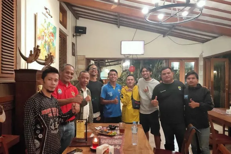 Ketua Divisi Pembinaan Suporter, Budiman A Dalimunthe (ketiga dari kiri). (PSSI.org)