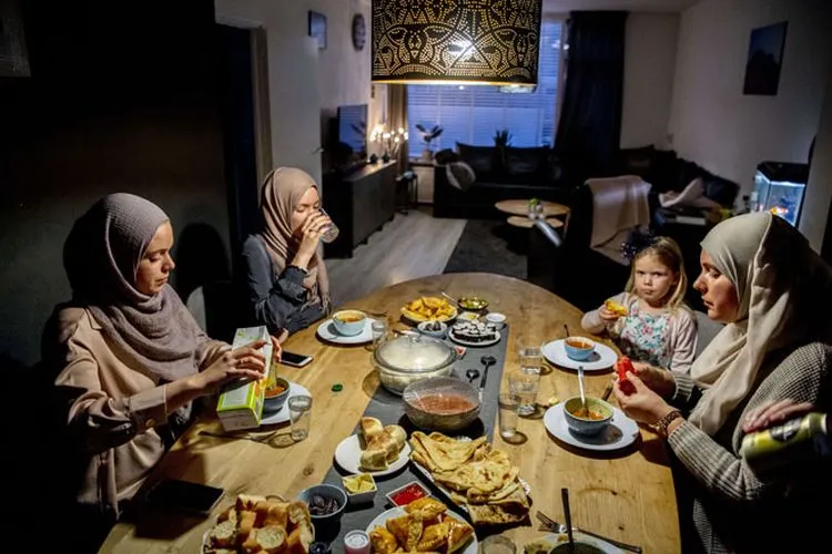 Ilustrasi berbuka puasa Ramadan (Robin UTRECHT/ANP/AFP)