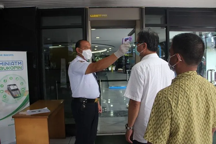 Pemeriksaan suhu tubuh karyawan dan tamu Bank Bukopin (Humas Bank Bukopin)