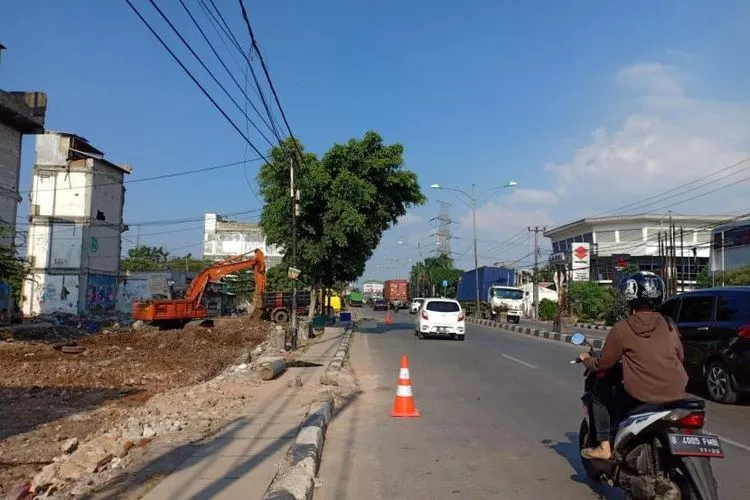 sebagai ilustrasi. Lahan di pinggir jalan sekitar perempatan Bulak Kapal, Kota Bekasi, untuk pembangunan underpas atau lintas bawah.  Foto: Uji Sukma Medianti/Republika