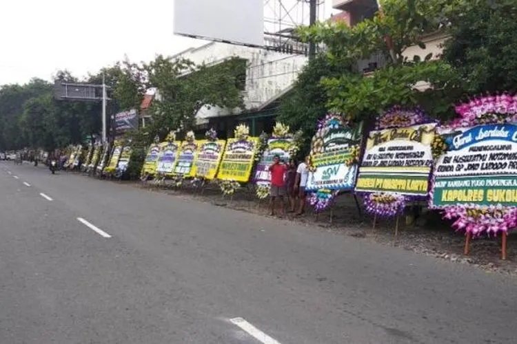 Ratusan ucapan belasungkawa berbentuk karangan bunga untuk keluarga Presiden Joko Widodo (Jokowi) berjajar di tepi Jalan Letjen Suprapto, Kelurahan Sumber, Kecamatan Banjarsari, Kota Solo, Kamis (26/3/2020). (SuaraJogja.id/Muhammad Ilham Baktora)