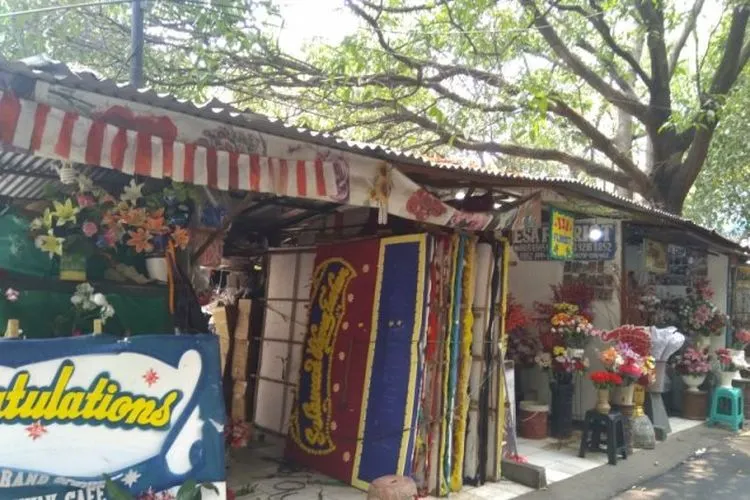 Deretan toko bunga di Jalan Dharmawangsa Raya/Antara