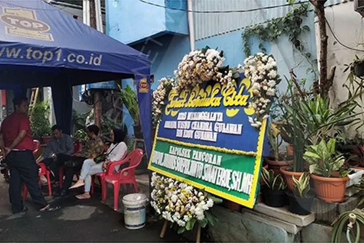 Karangan bunga di kediaman Wisnu Chandra, korban tabrak lari saat mengendarai skuter listrik/Ayojakarta.com -- Dhika Alam Noor
